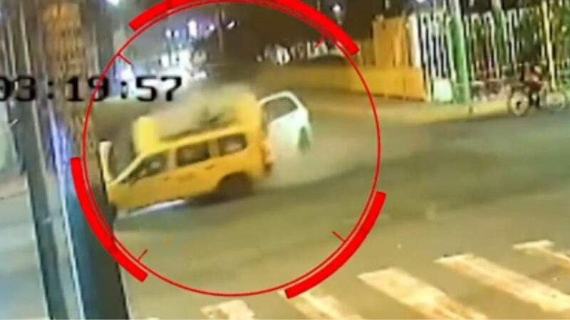 Automóvil amarillo volcado en el cruce de avenidas en San Juan de Lurigancho tras accidente vehicular
