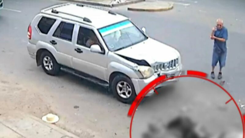 Vehículo destrozado tras impactar a comerciante en Santa Anita.