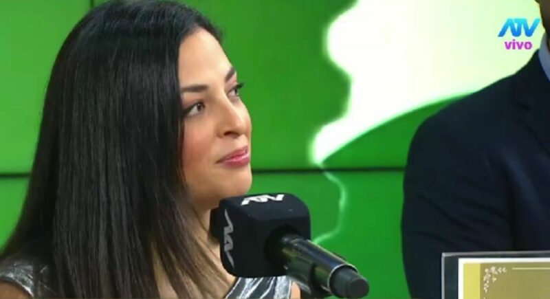 Andrea Luna sonríe mientras se acerca al micrófono de las confesiones en el set de Así de Simple