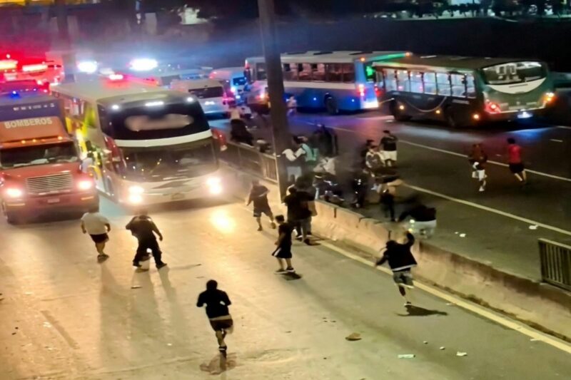Enfrentamiento entre barristas de Universitario y Sporting Cristal bajo el Puente Trujillo en el Rímac, con piedras y cohetones