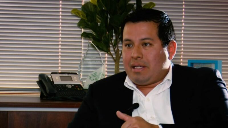 Benji Espinoza, abogado de los hermanos Aybar, durante la entrevista en el estudio.