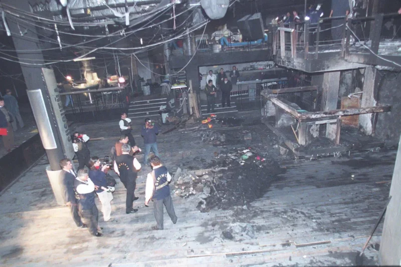 discoteca Utopía tras el incendio con bomberos y ambulancias en la escena.