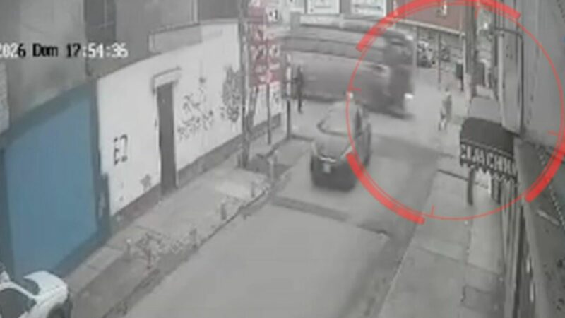 Captura de seguridad muestra el momento del accidente del joven en scooter con bus en SJM