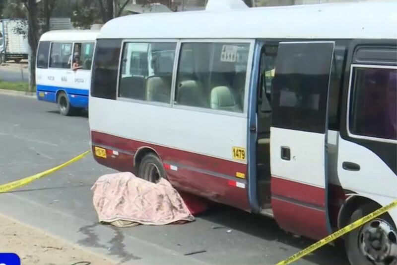 Triciclo destrozado y bus de El Chosicano en la Carretera Central tras el accidente en Huaycán