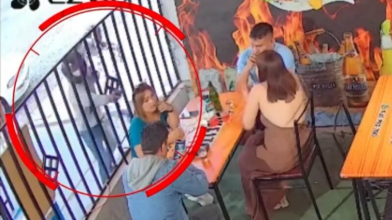Imagen de la abogada Helen Guilianna Silva Padilla durante el asesinato en el restaurante.
