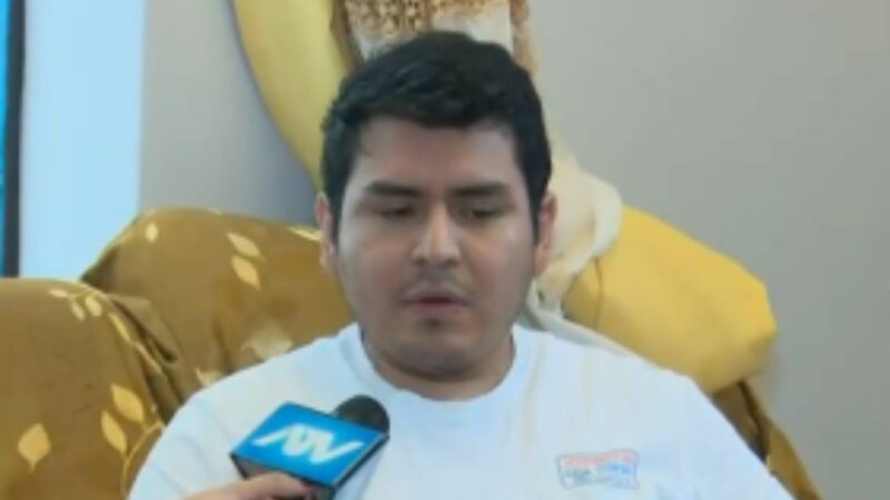 Luis Manuel durante entrevista televisiva sobre la denuncia de apuñalamiento y robo de celular tras accidente