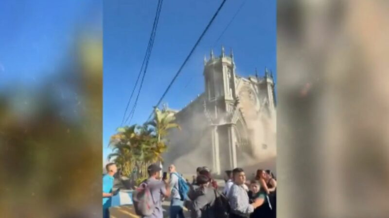 Derrumbe de la cúpula de la Catedral de Manizales durante el terremoto de 7,4 en Colombia.