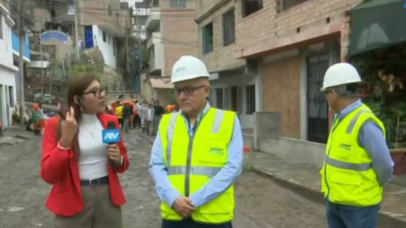 Vecinos y personal de Sedapal en la zona del desborde del colector en Villa El Salvador.