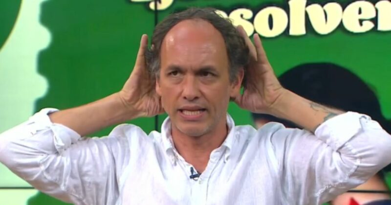Nicolás Sáez, osteópata, muestra un ejercicio con toalla para corregir la postura del cuello en el programa Así de simple