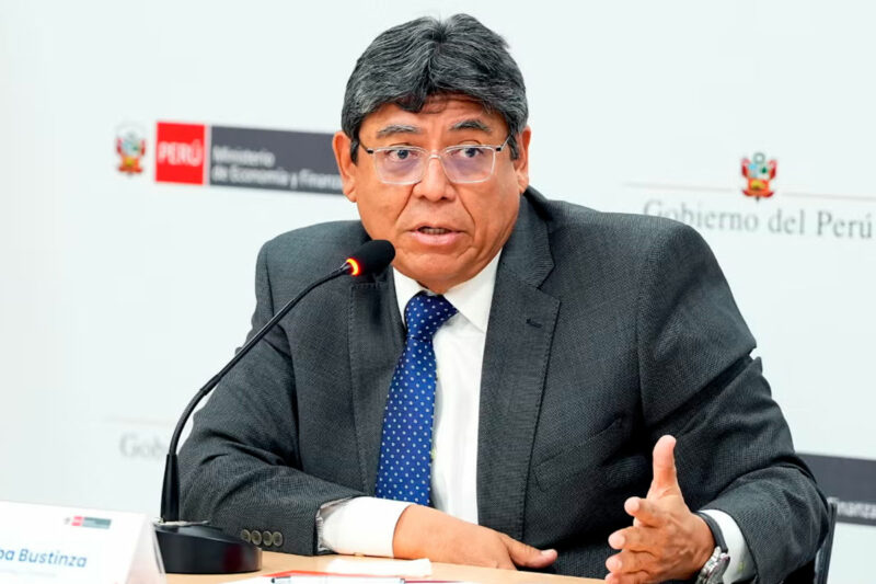 Aumento de sueldo mínimo se daría hasta abril de 2027.