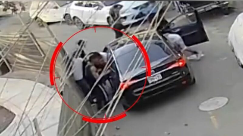 Taxista emboscado por más de cinco delincuentes en Santa Anita.