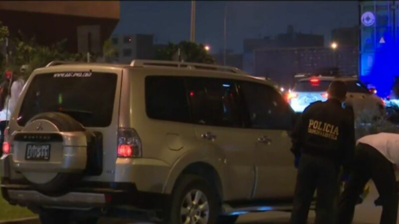 Camioneta baleada en la escena del crimen en Los Olivos con personal policial peritando