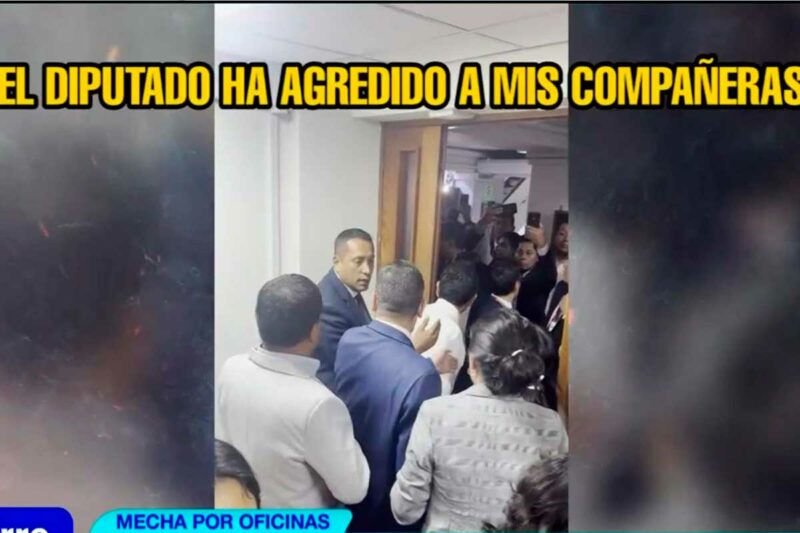 Diputados de Ahora Nación y trabajadores de Fuerza Popular enfrentándose en el edificio legislativo de la avenida Abancay por oficinas del Congreso