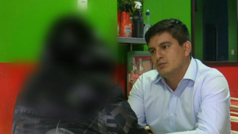 Dueño de chifa brindando una entrevista trar ataque a local en el Callao. 