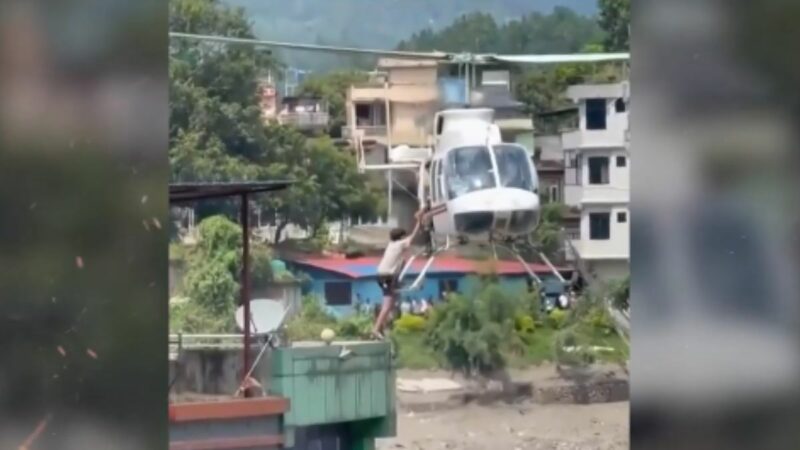 Helicóptero de rescate en Nepal evacua a una persona atrapada entre el lodo y los escombros.