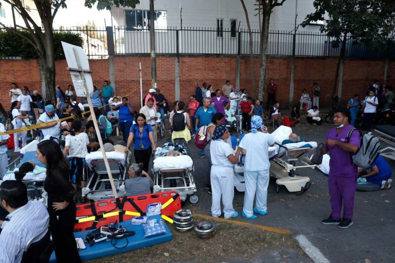 Personal médico atiende a pacientes en un hospital colapsado tras el terremoto en Colombia, con camillas en los pasillos y médicos en alerta máxima