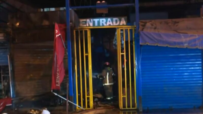 Bomberos trabajan para controlar incendio en un mercado de San Juan de Lurigancho.