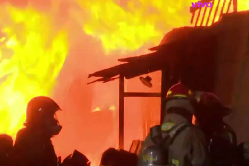 Incendio en Villa El Salvador por corto circuito consume almacén de productos inflamables