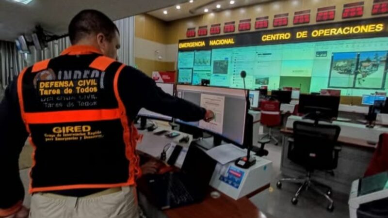 Equipo de INDECI monitoreando el sismo en Junín desde el centro de operaciones de emergencia.