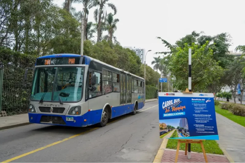 Inician plan piloto de carril bidireccional en la avenida Arequipa.