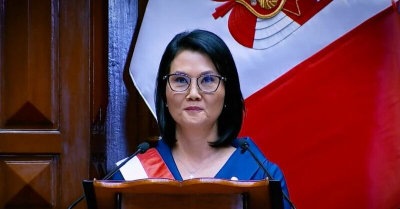 Keiko Fujimori con banda presidencial durante la ceremonia de transmisión de mando en el Congreso.