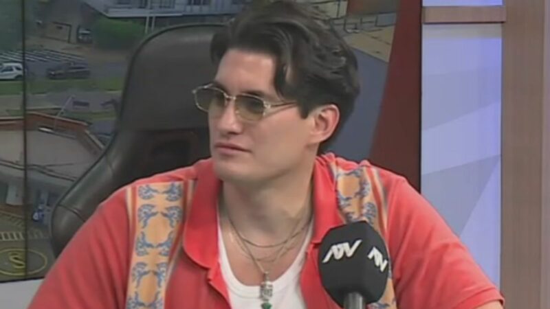 Kenyi Succar durante entrevista sobre su diagnóstico de cáncer de tiroides y el lanzamiento de la canción "Tengo Salud"