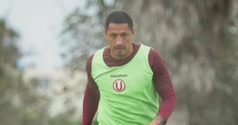 Gianluca Lapadula durante un entrenamiento de Universitario de Deportes previo al duelo contra Sporting Cristal.