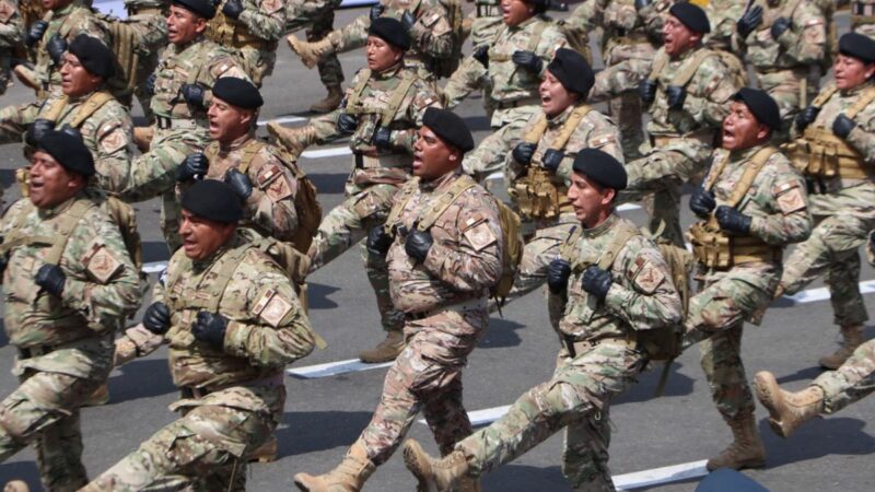 Militares desfilando