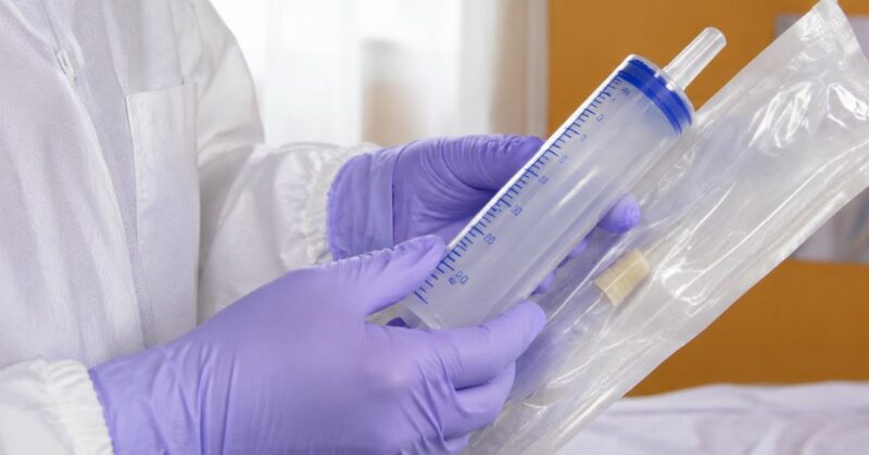 El cirujano plástico Alberto Calvo advierte sobre los riesgos de las "mini lipos" de 700 soles en centros no autorizados: infecciones, perforaciones y muerte.