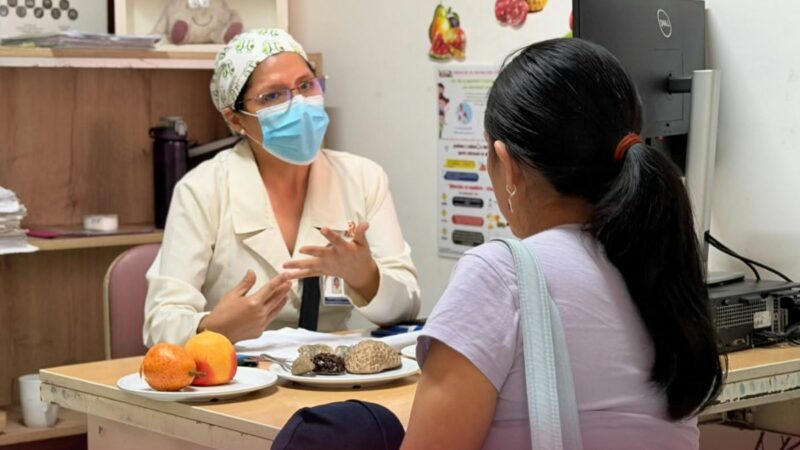 Nutricionista del Minsa durante entrevista por el Día del Nutricionista Peruano.
