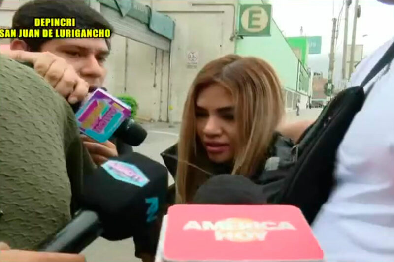 Naldy Saldaña llega a declarar escoltada por personal de seguridad