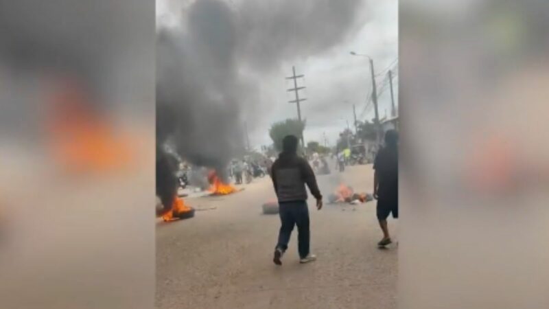 Manifestantes con llantas en llamas durante el paro por el alza de combustibles en Pucallpa que afecta el abastecimiento.