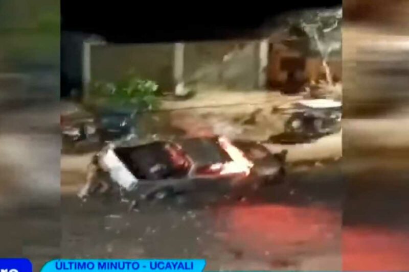 Patrullero policial volcado y en llamas en la carretera Federico Basáder, Campo Verde, durante protestas por el alza del precio de los combustibles