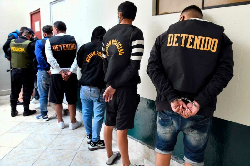 Pedido de facultades para imputar a bandas criminales como terroristas y controlar penales con militares.