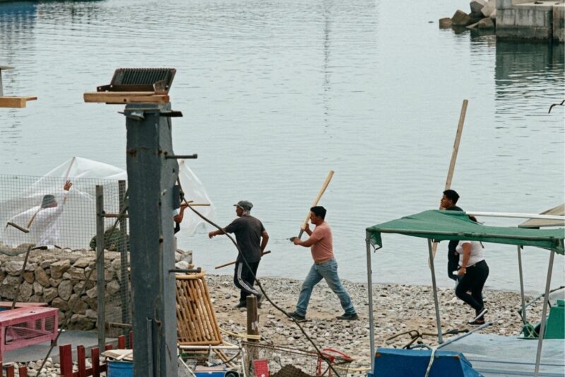 Pescadores y paseadores se agarran a palazos en La Punta durante violento enfrentamiento por espacio público.