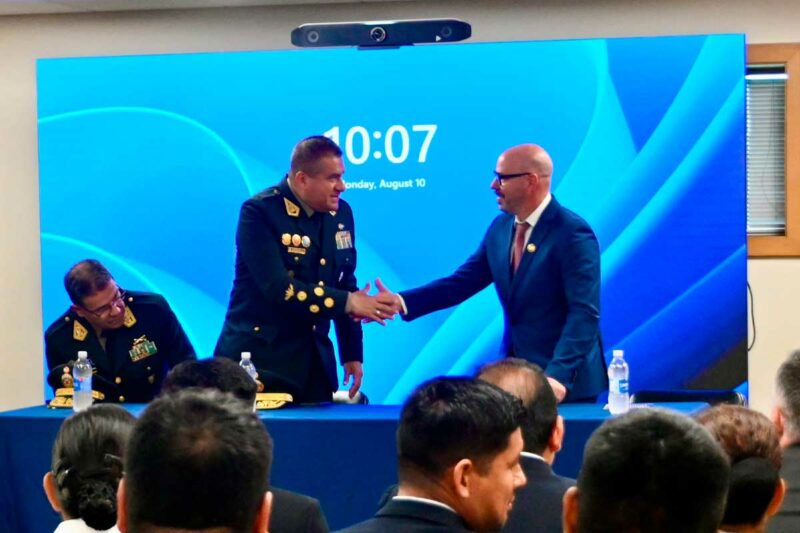 Representantes del FBI y la Policía Nacional del Perú firmando el acuerdo estratégico contra el crimen organizado en una ceremonia oficial