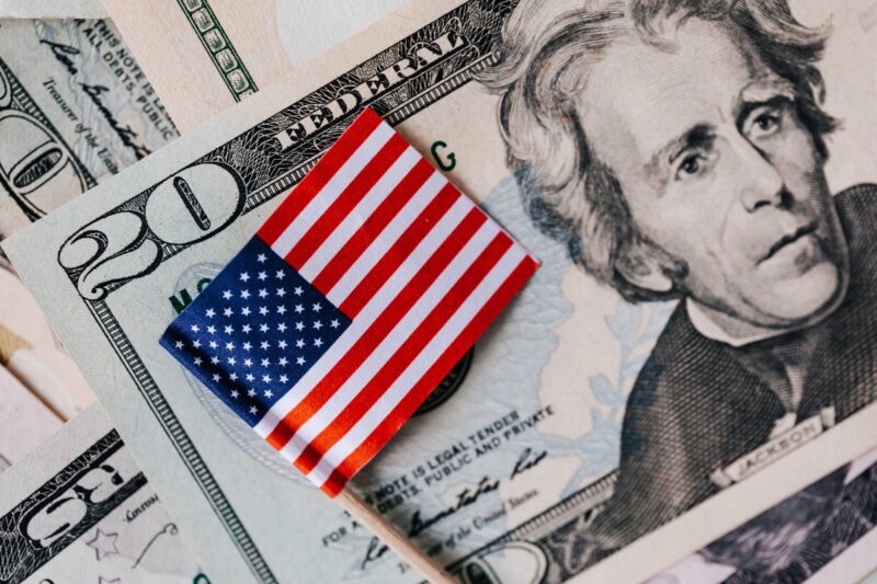 Dólar cae y vuelve a niveles de inicio de 2026: cerró en S/ 3.367