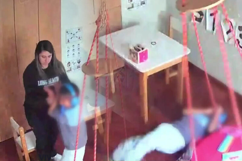 Psicóloga golpea y tumba al piso a niño autista: "Su función era ayudarlo con la terapia"