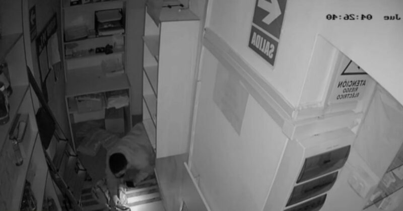 : Dos delincuentes ingresan gateando por un forado en una pared de drywall,