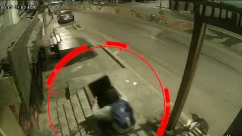Ladrón salta del segundo piso con televisor robado en Chorrillos durante asalto al salón de belleza.