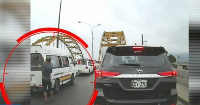 Delincuente rompiendo luna de auto en Caquetá para robar celular