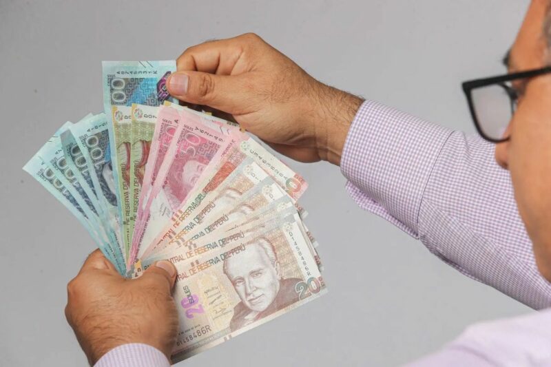 Sueldo mínimo subirá a S/1.300, pero el aumento sería en partes: MEF anuncia dos etapas