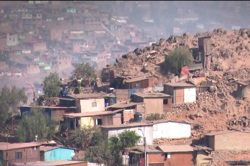 Viviendas precarias sobre suelo arenoso en Lomo de Corvina, Villa El Salvador, una de las zonas más vulnerables ante un terremoto en Lima