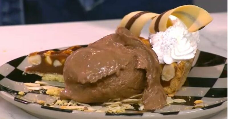 La receta se sirve con helado de Gianduia y galletas torniquete.