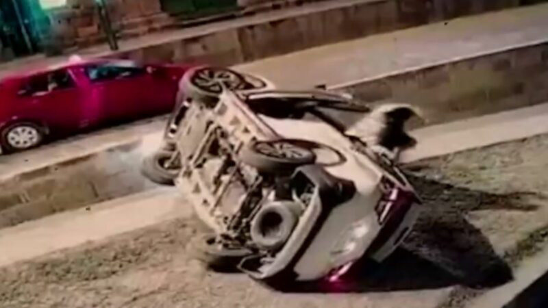 Vehículo volcado frente al Coricancha durante el accidente de tránsito en Cusco