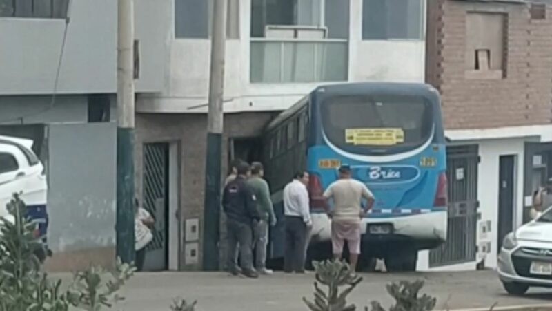 Chorrillos: bus se estrella contra local de autopartes y deja cuantiosos daños materiales