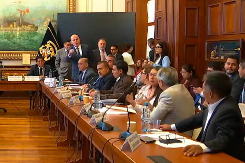 Ministro Astudillo y senador Iber Maraví protagonizan altercado en plena comisión del Senado